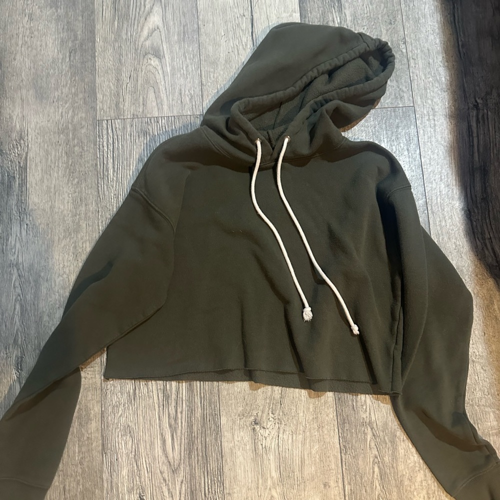 Green hoodi crop